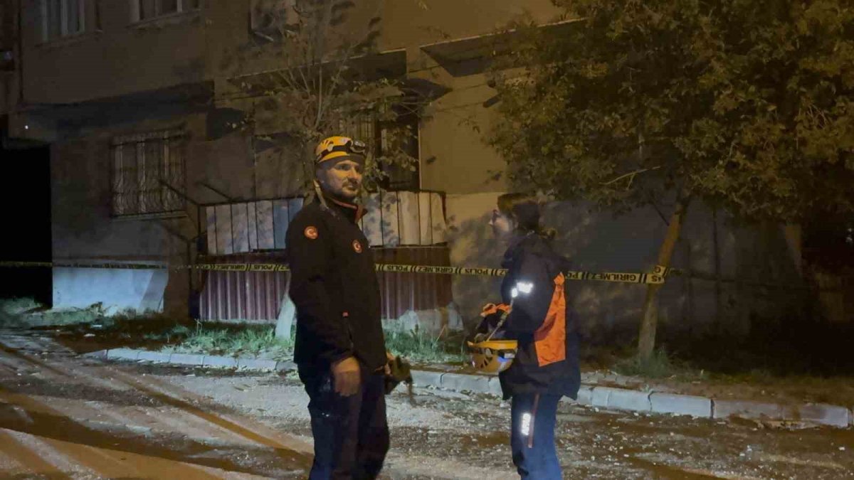 Gebze’de 2 katlı binada çatlak: 3 aile tahliye edildi