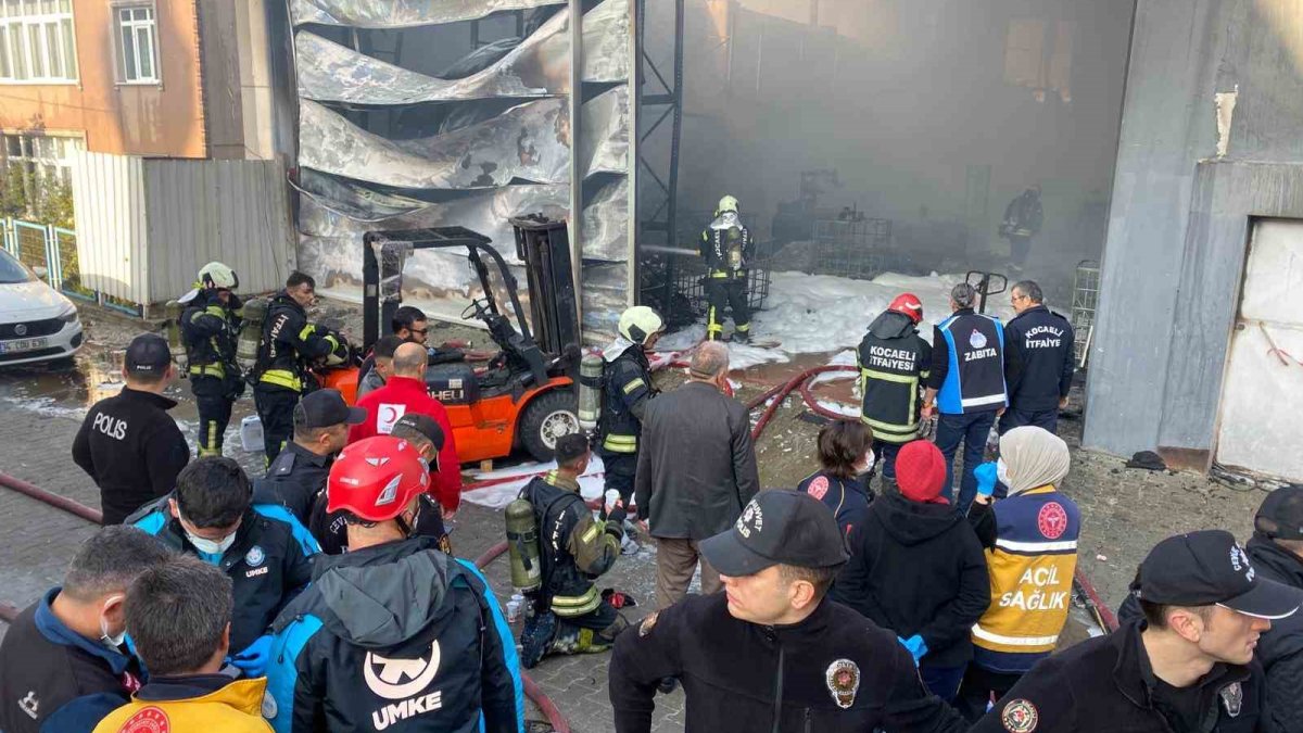 Kocaeli'de parfüm deposunda yangın: 6 kişi hayatını kaybetti