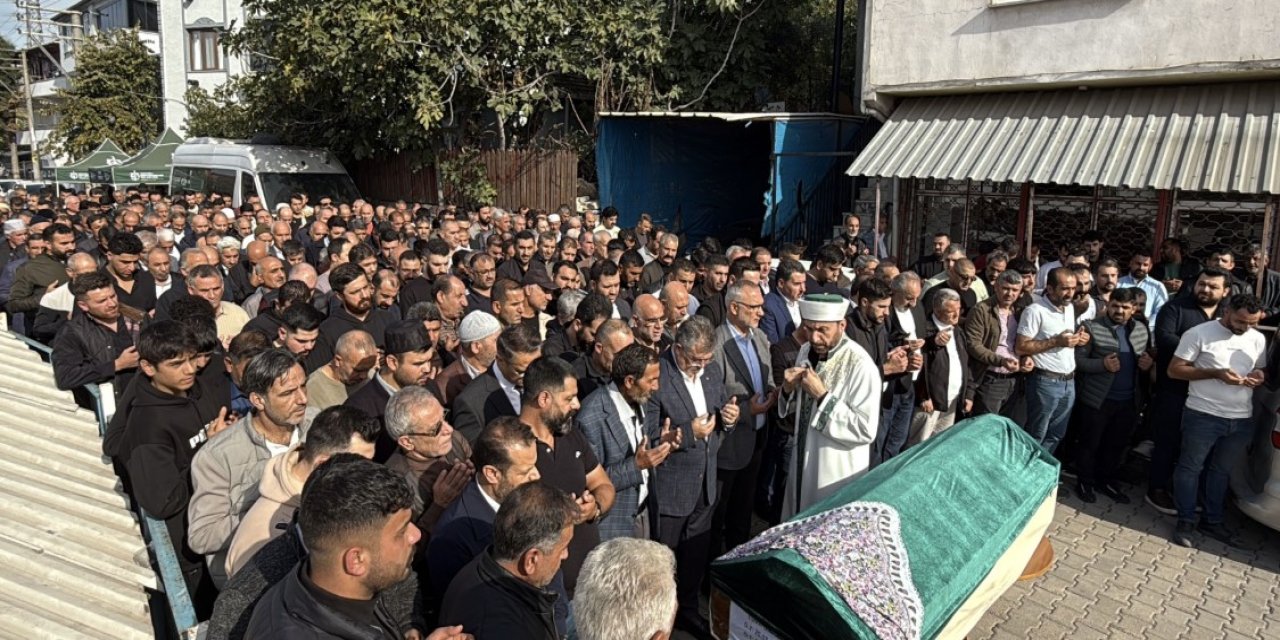 Kocaeli Dilovası'nda acı veda: Parfüm deposundaki yangında ölen 6 kişi toprağa verildi