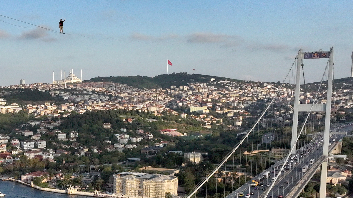 Slackline şampiyonu, İstanbul'da kıtalararası yürüyüş yaptı