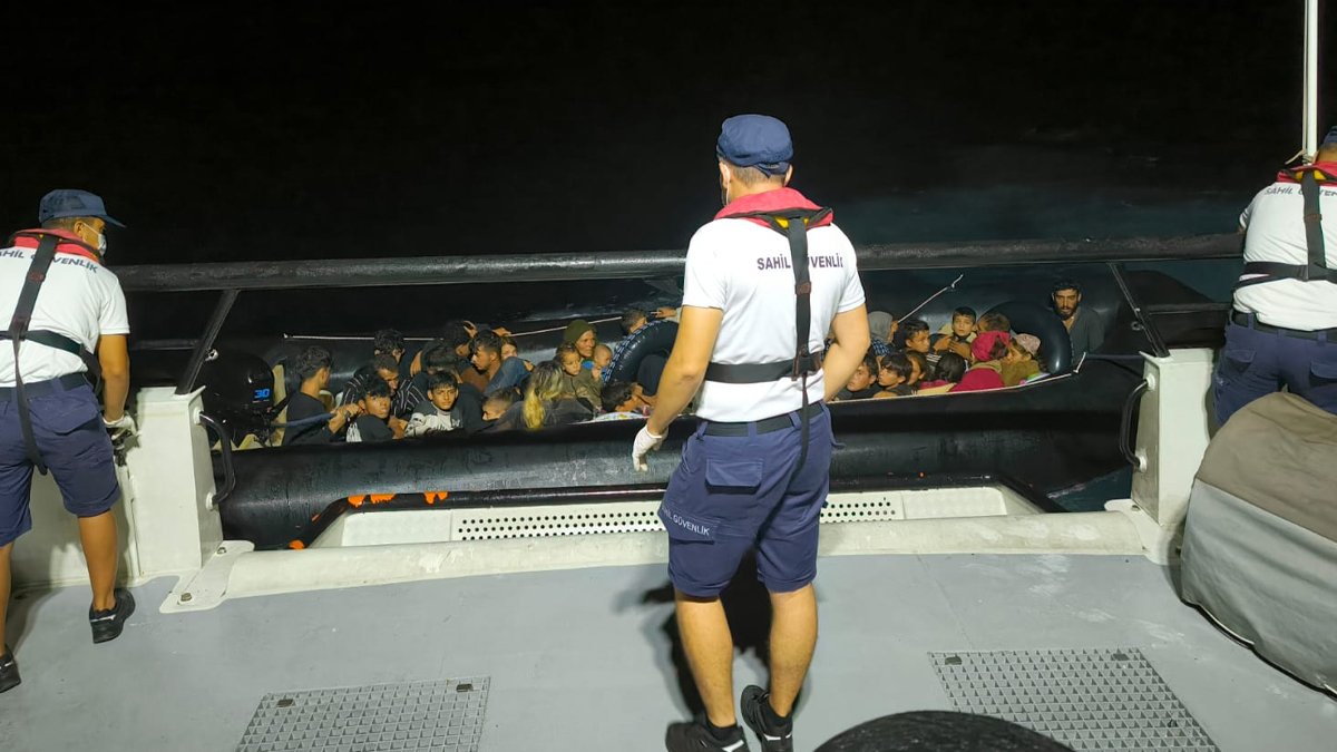 Bodrum'da 102 düzensiz göçmen lastik botlarda yakalandı