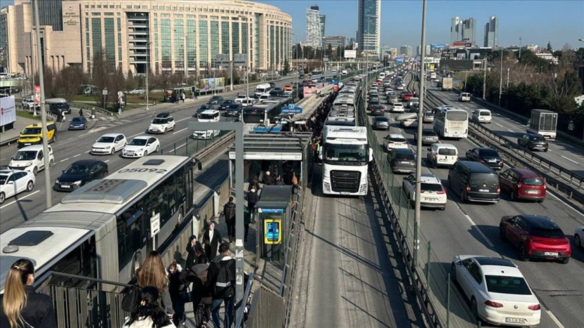 İstanbul metrobüs hattı tamamen durdu