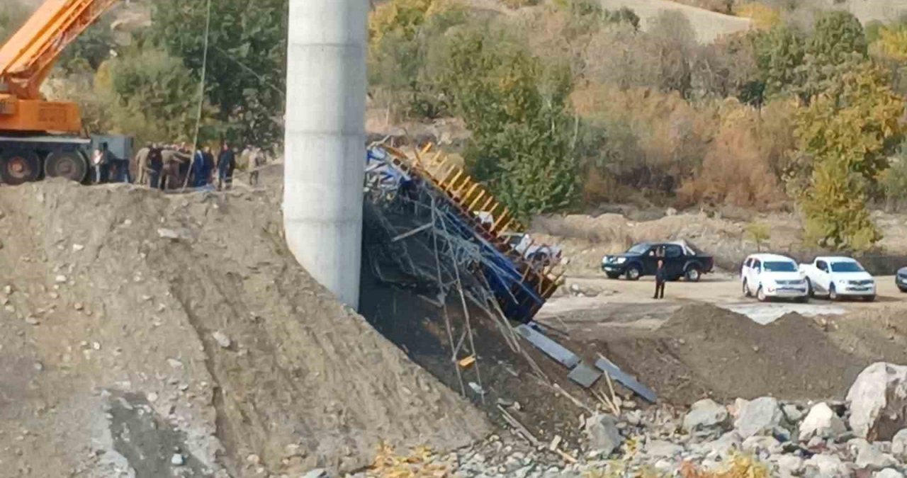 Diyarbakır'da köprü inşaatı çöktü