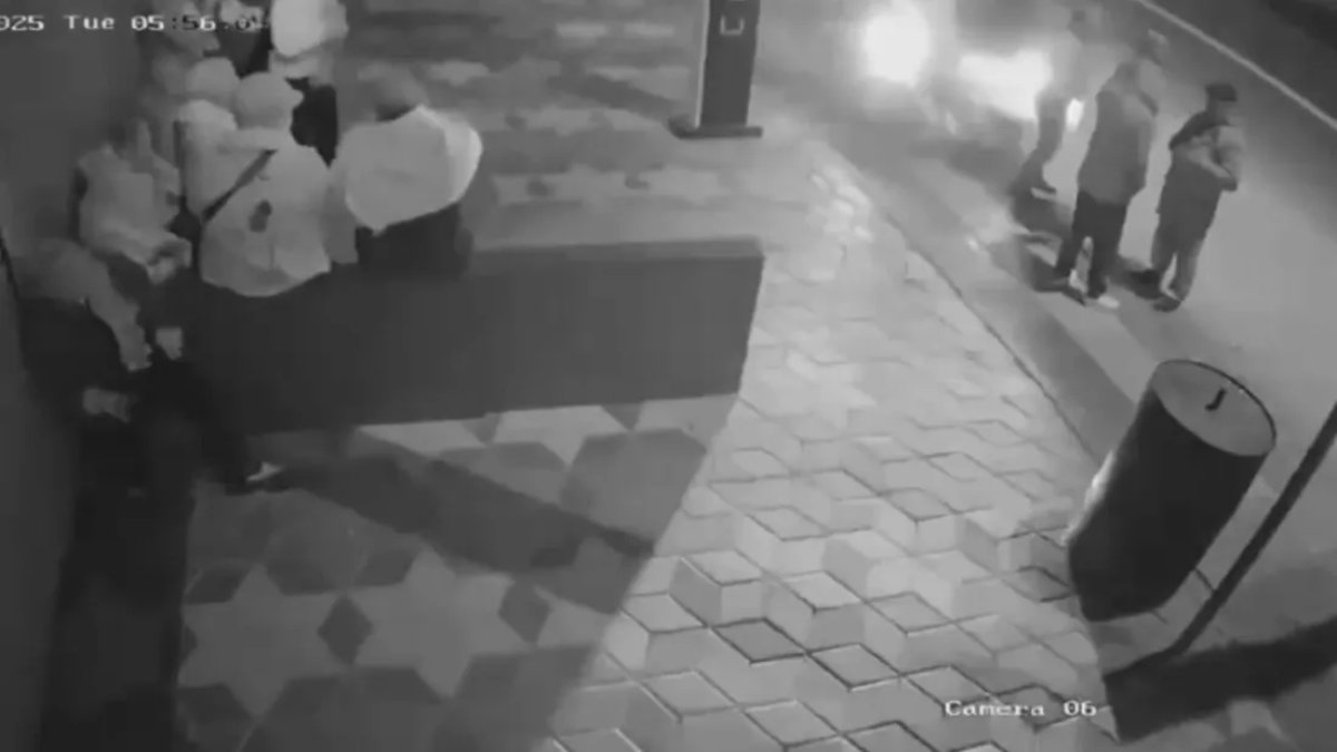 Ankara'da araç, otobüs durağına daldı