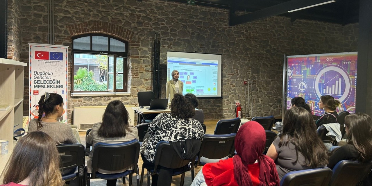 İzmir’de kadınlara yönelik dijital güçlenme eğitimi