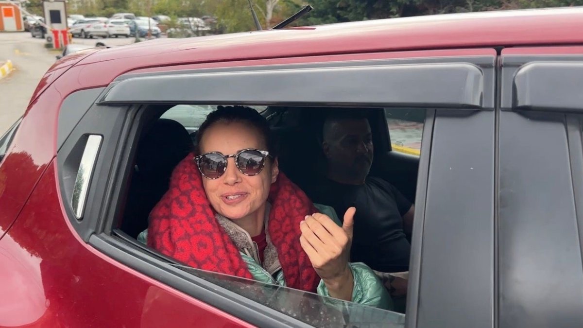 Trafik kazası geçiren Özgü Namal hastane çıkışı görüntülendi