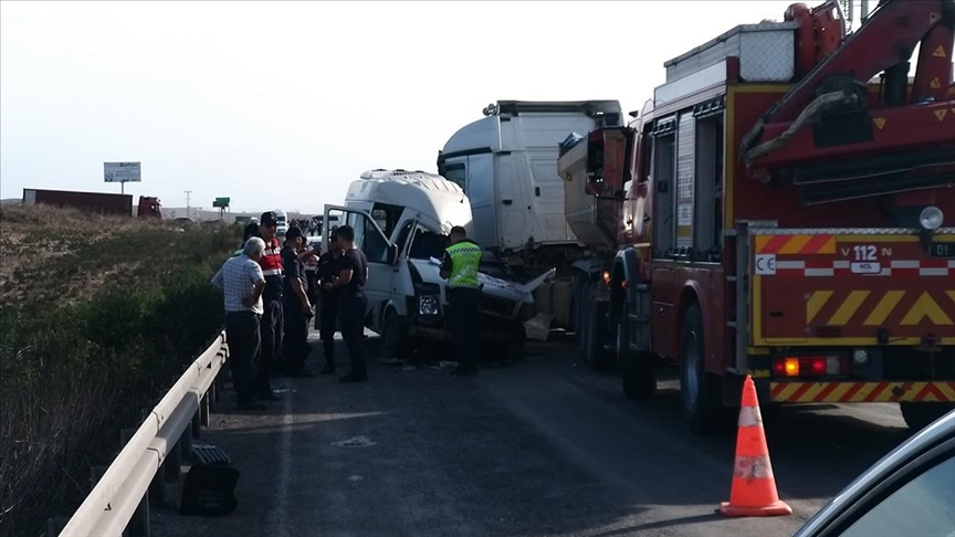 Adana’da feci kaza! Tır ile servis minibüsü çarpıştı: 4 ölü, 6 yaralı