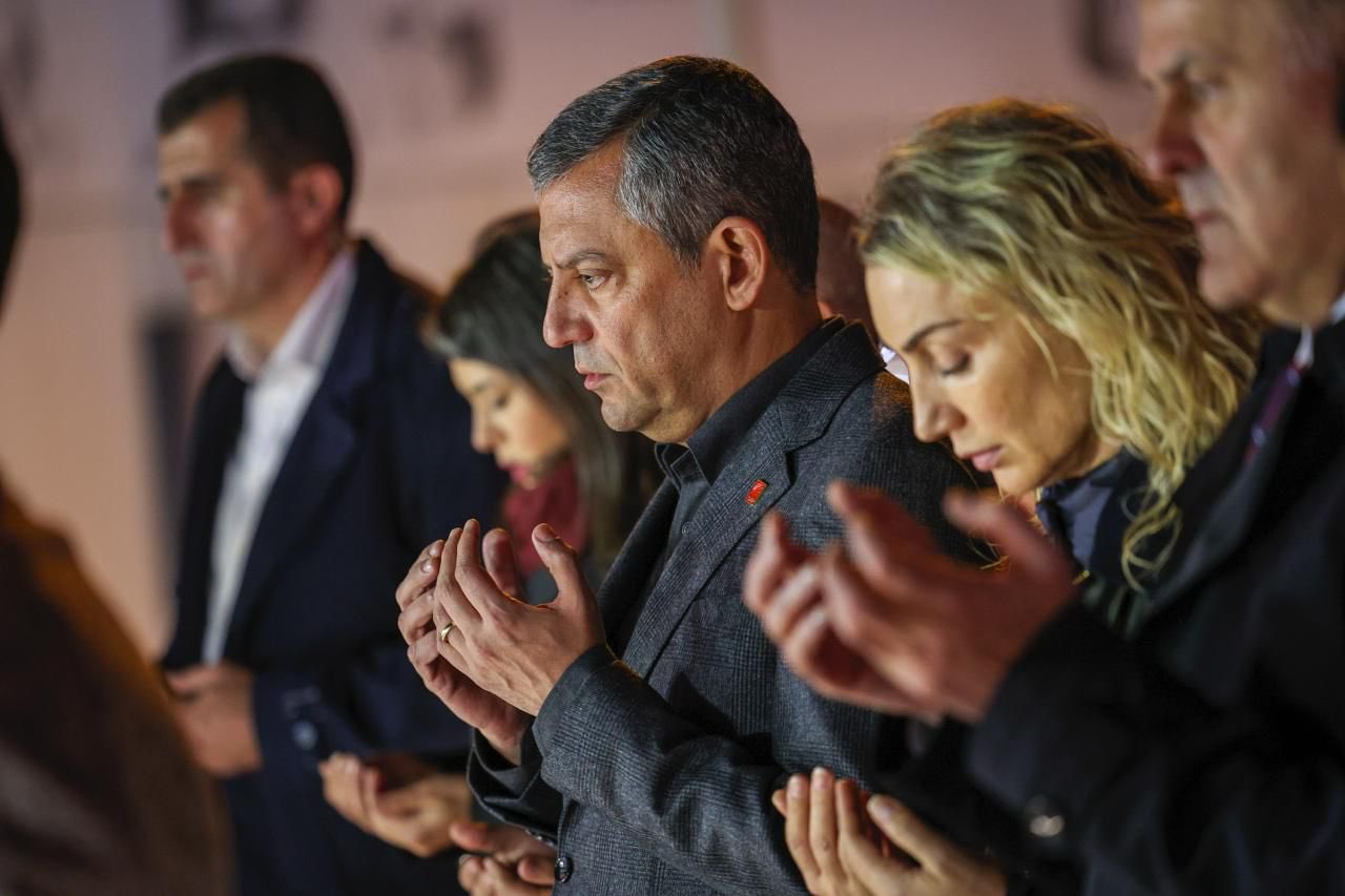 Özgür Özel Sultanbeyli mitinginde 20 şehit için dua okuttu