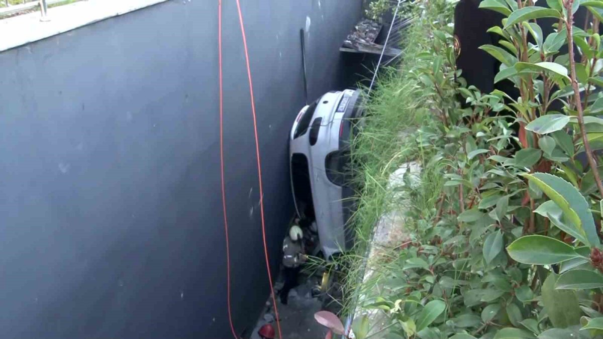 Bahçelievler’de kadın sürücü dehşet saçtı: Araçlara çarpıp 5 metre yükseklikten düştü