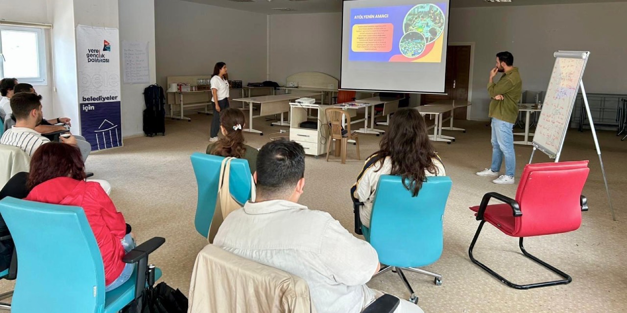 İzmir’de gençlere “Belediye Nasıl Çalışır” eğitimi düzenlendi