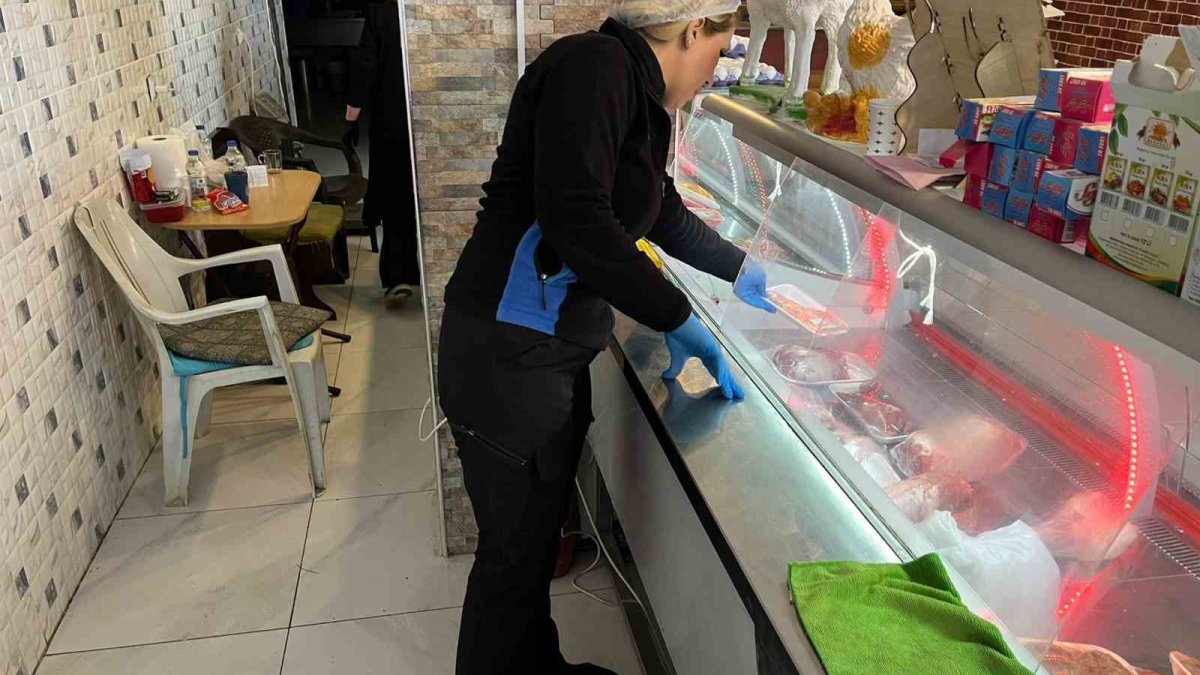 Zabıta bile şoke girdi: Kasapta mide bulandıran görüntü