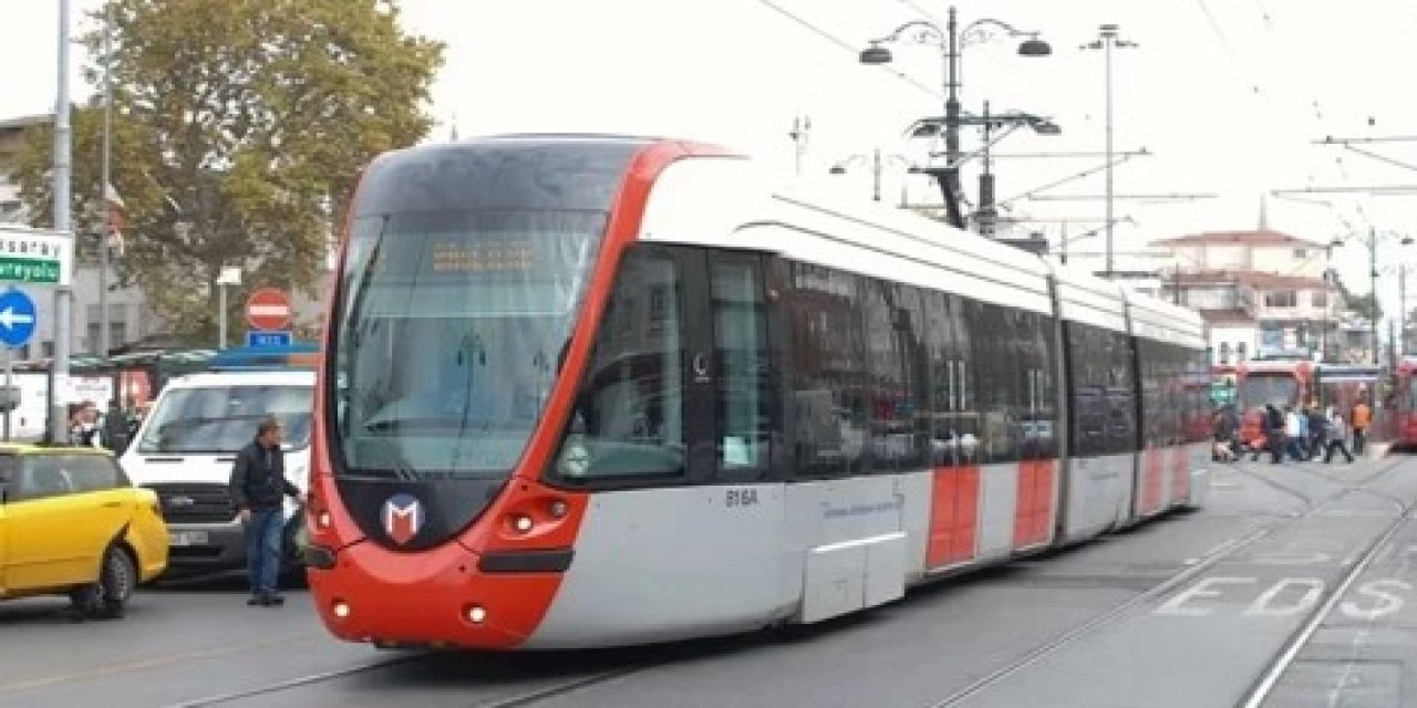 Fatih'te tramvay ile taksi çarpıştı