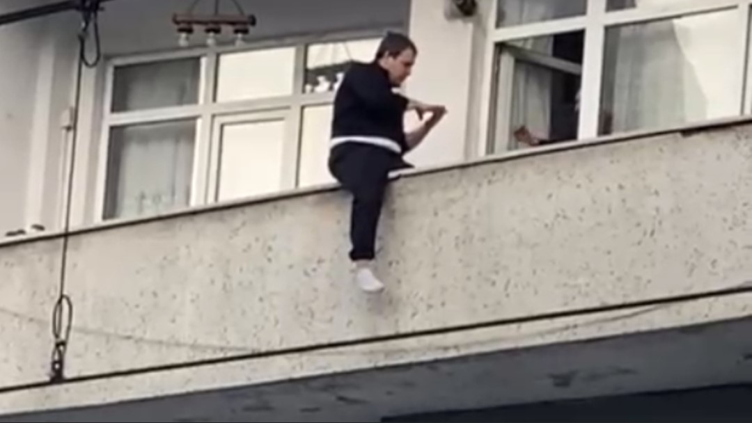 İstanbul'da bir genç balkondan atlamak istedi