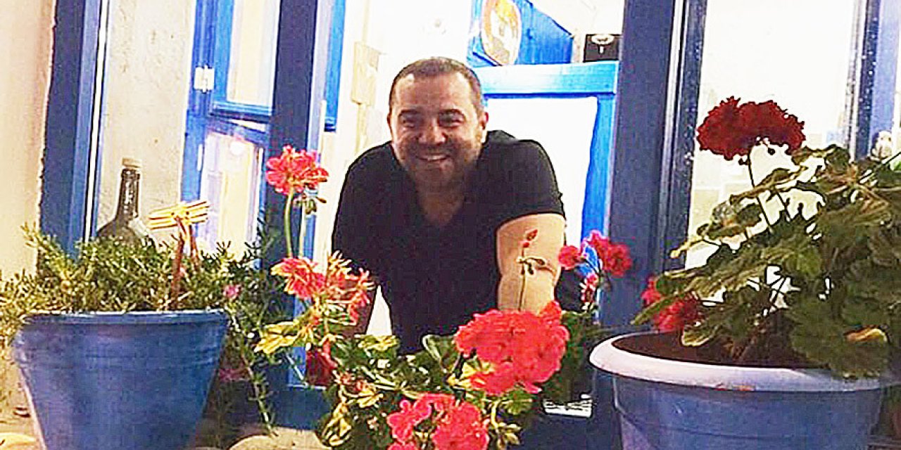 Ata Demirer yıllardır Bozcaada’da yaşıyor: “Bu çamların altında oturmak için 21 yıl bekledim”