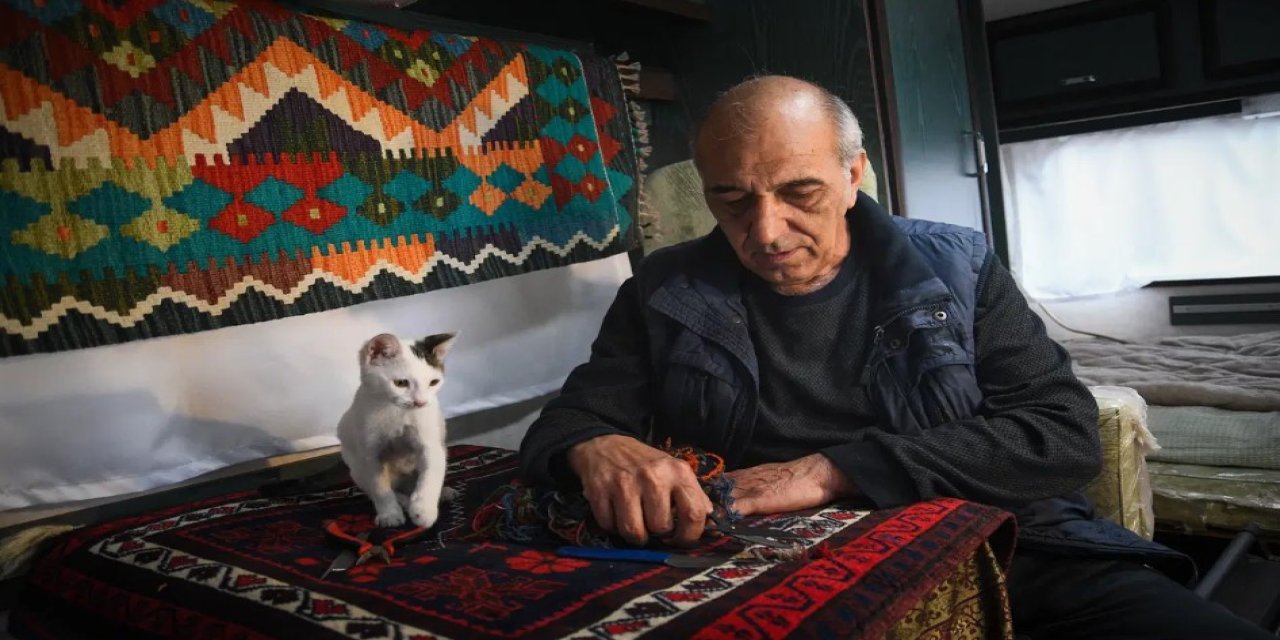 Sındırgı'da devam eden depremler nedeniyle dükkanını karavana taşıdı: "Binalarda güvenli hissetmiyorum"