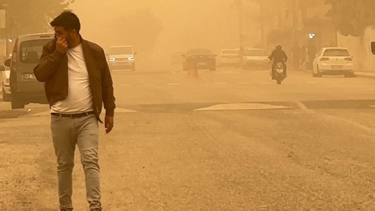 Şanlıurfa’da toz bulutu hayatı felç etti