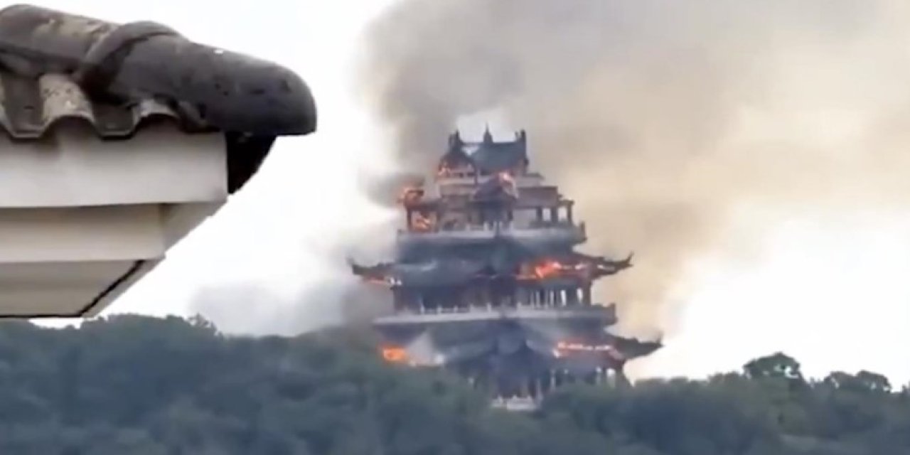 1500 yıllık tapınakta yangın! Ziyaretçinin hatası köşkü küle çevirdi