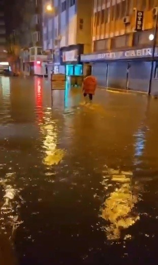 Hatay’da sağanak hayatı felç etti