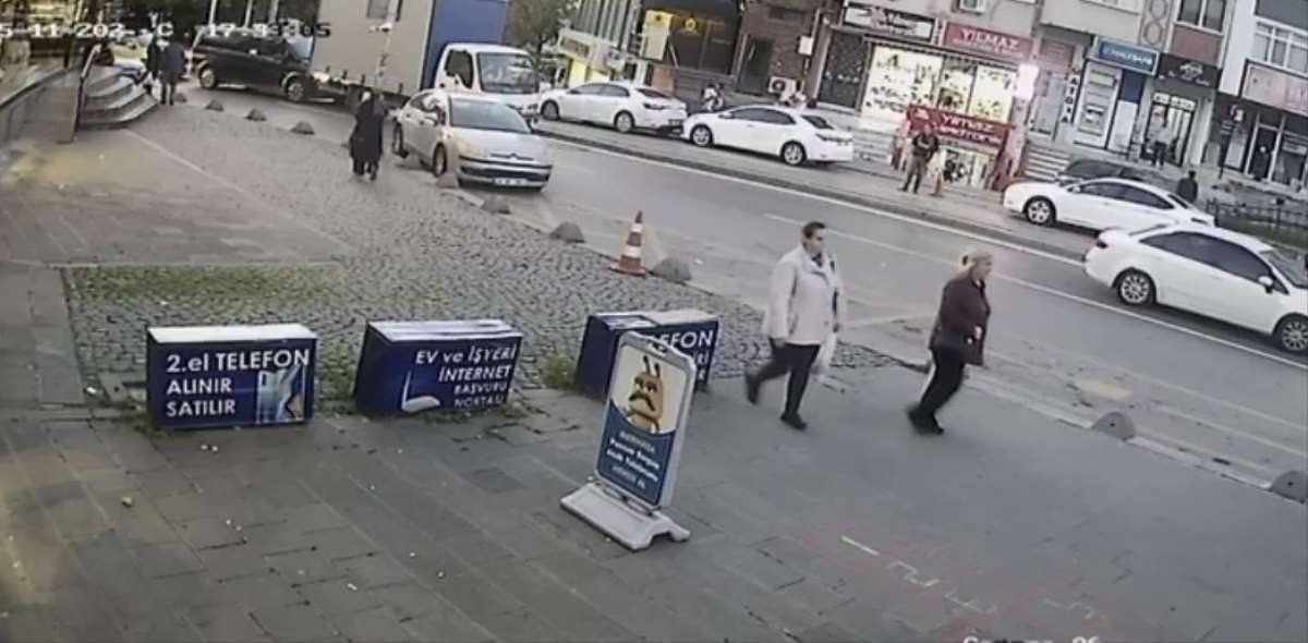 İstanbul'da kamyonet durağa daldı