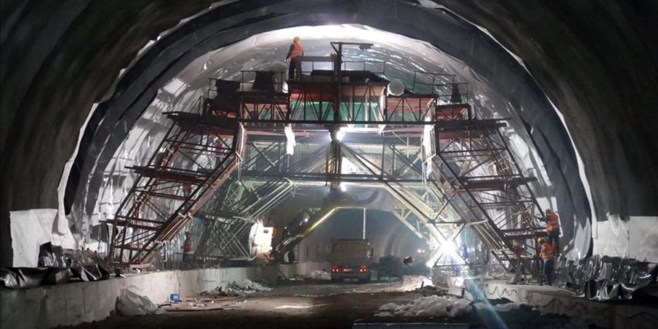 Beşiktaş Kabataş’ta metro inşaatında göçük: Altında kalanlar var