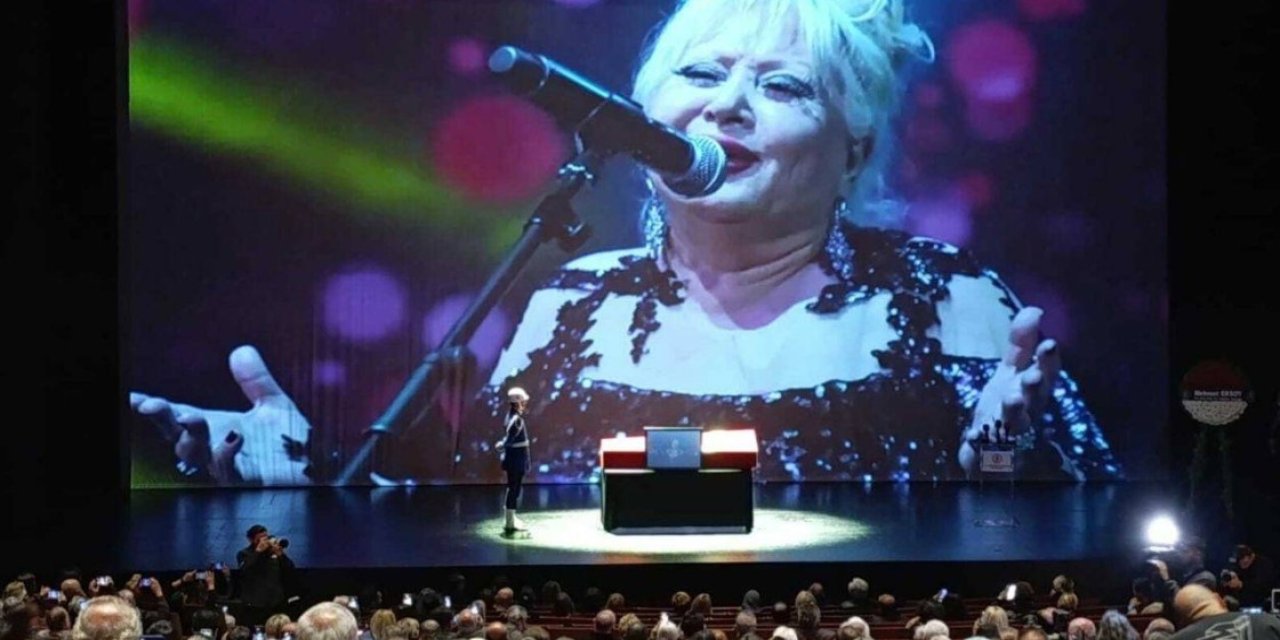 Muazzez Abacı’ya duygusal veda: Torunu Sera konuşmakta zorlandı, Emel Sayın gözyaşlarını tutamadı