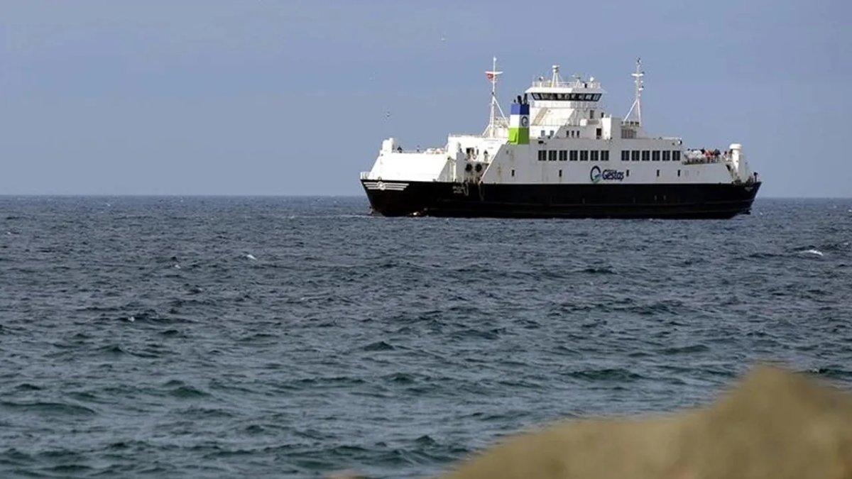 Feribot seferlerine fırtına engeli