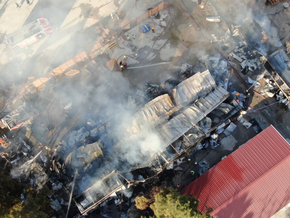 İzmir’de yangın:  5 konteyner ve 2 araç kül oldu