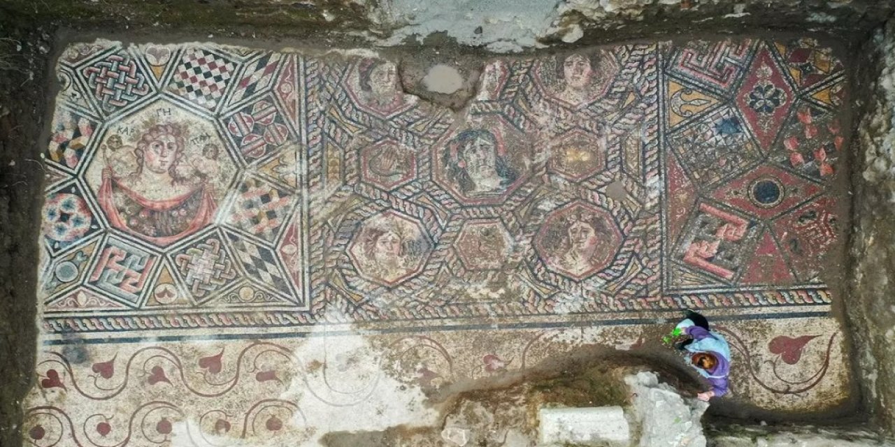 İznik’te 3. yüzyıla ait gizemli mozaik: İnsan yüzü, mitolojik figürler ve hamam ihtimali