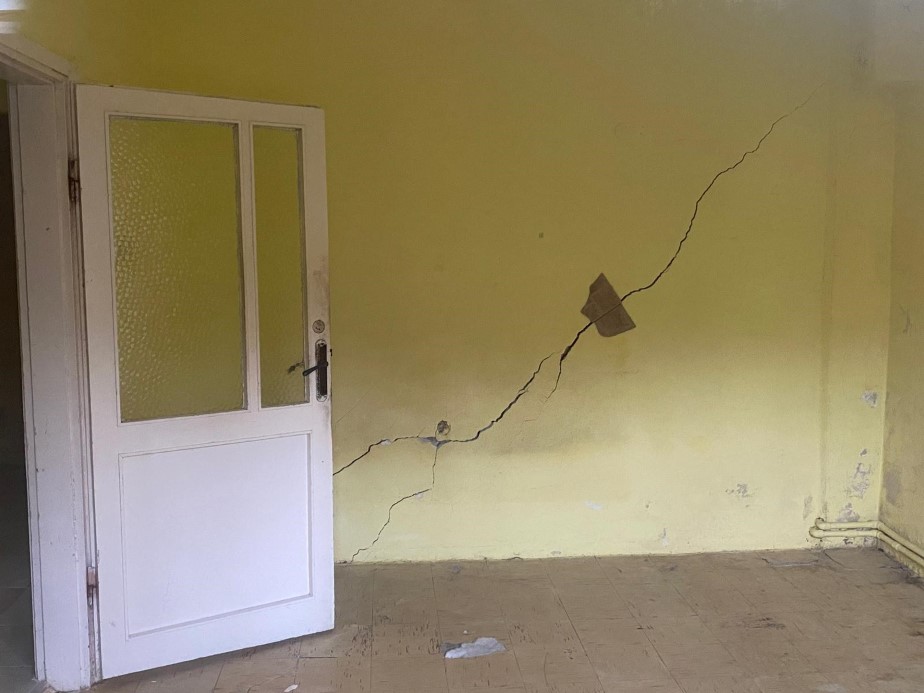 Beykoz'da 2 bina tahliye edildi! Duvarlarında çatlak oluştu