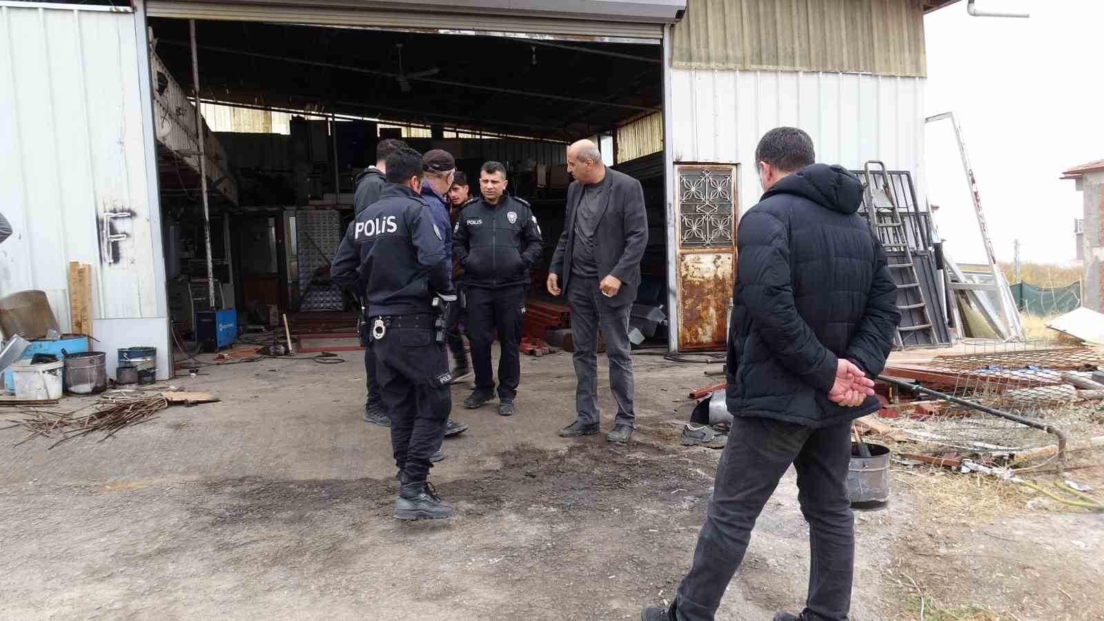 Ateşe tiner döktüler yaralandılar