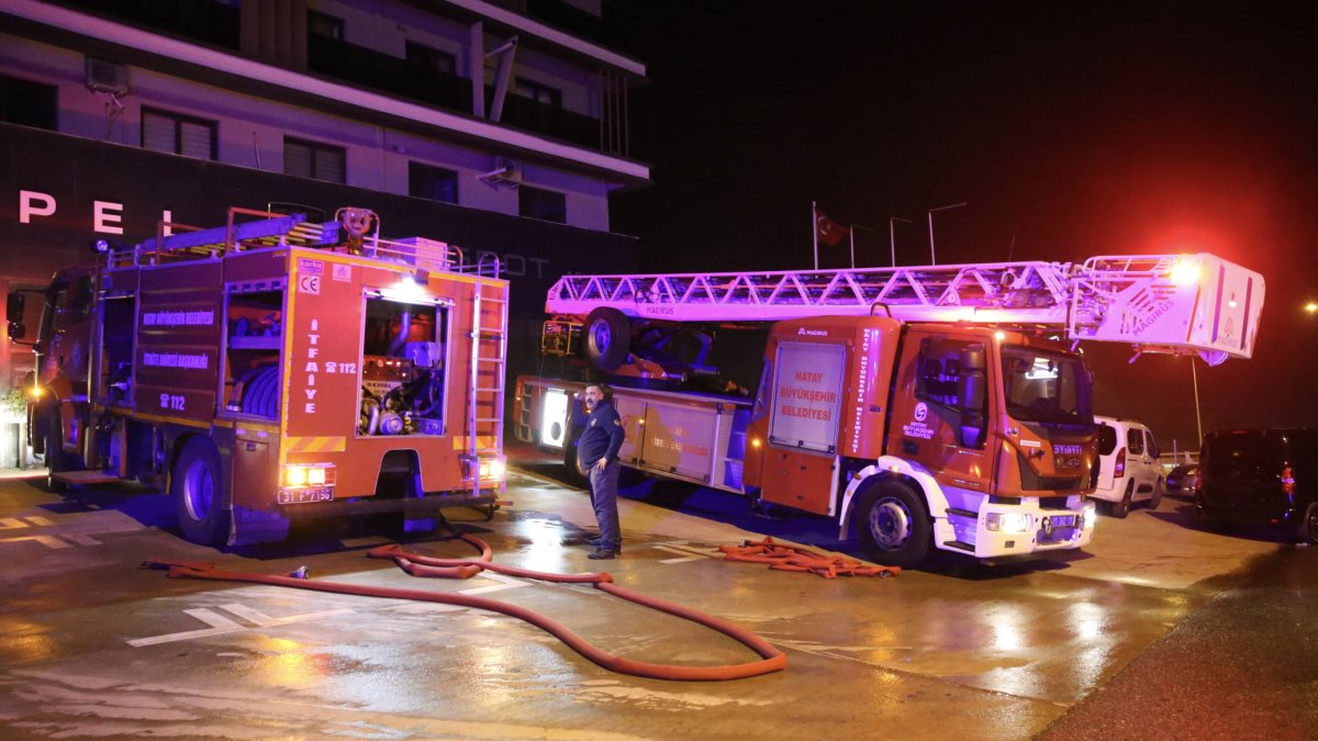 Hatay’da 7 katlı binada yangın: 2 ölü, 14 yaralı