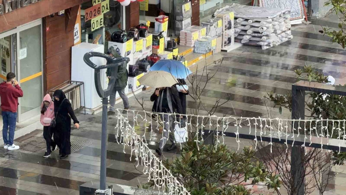 İstanbul'da dolu yağışı: Aniden bastırdı