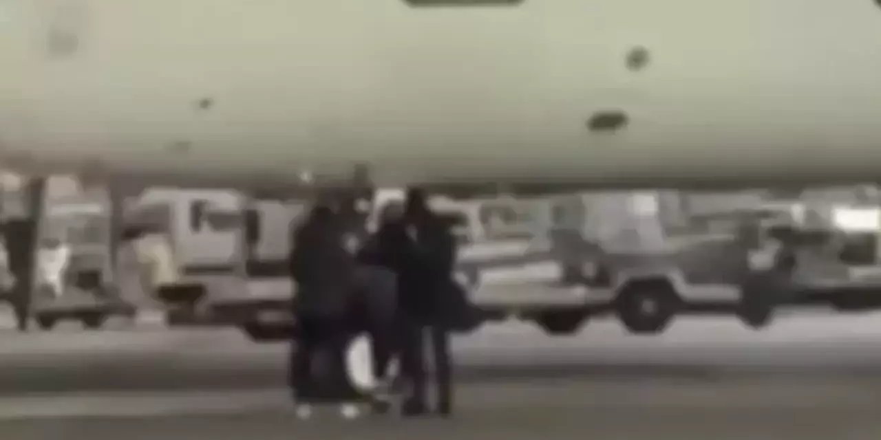 Almanya’da akılalmaz olay: Uçağı kaçıran iki yolcu camı kırıp piste daldı