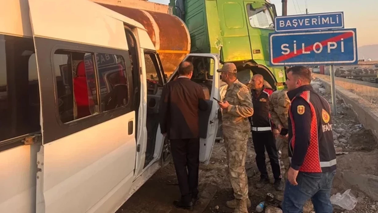 Şırnak'ta okul servisi tanker ile çarpıştı: 14 öğrenci yaralandı