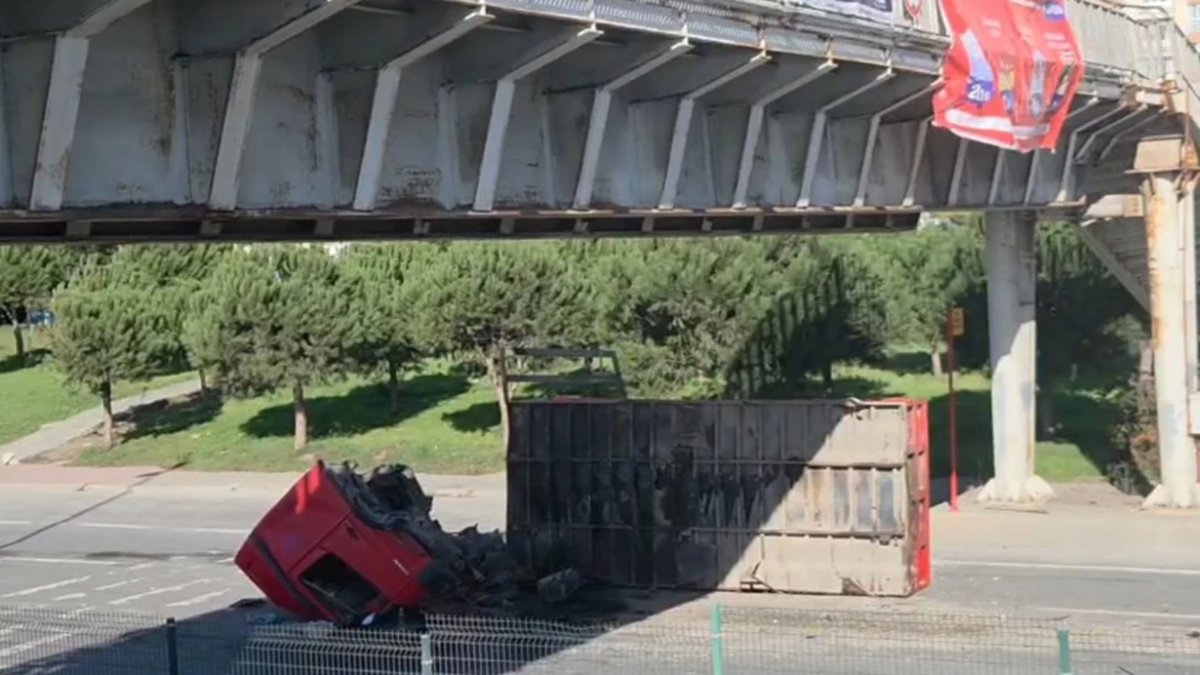 Avcılar'da TIR üst geçide sıkıştı