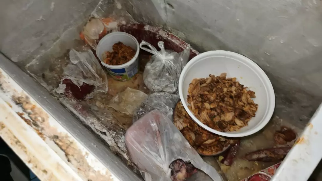 Restoranların içinden mide bulandıran görüntüler! Zabıta amiri isyan etti