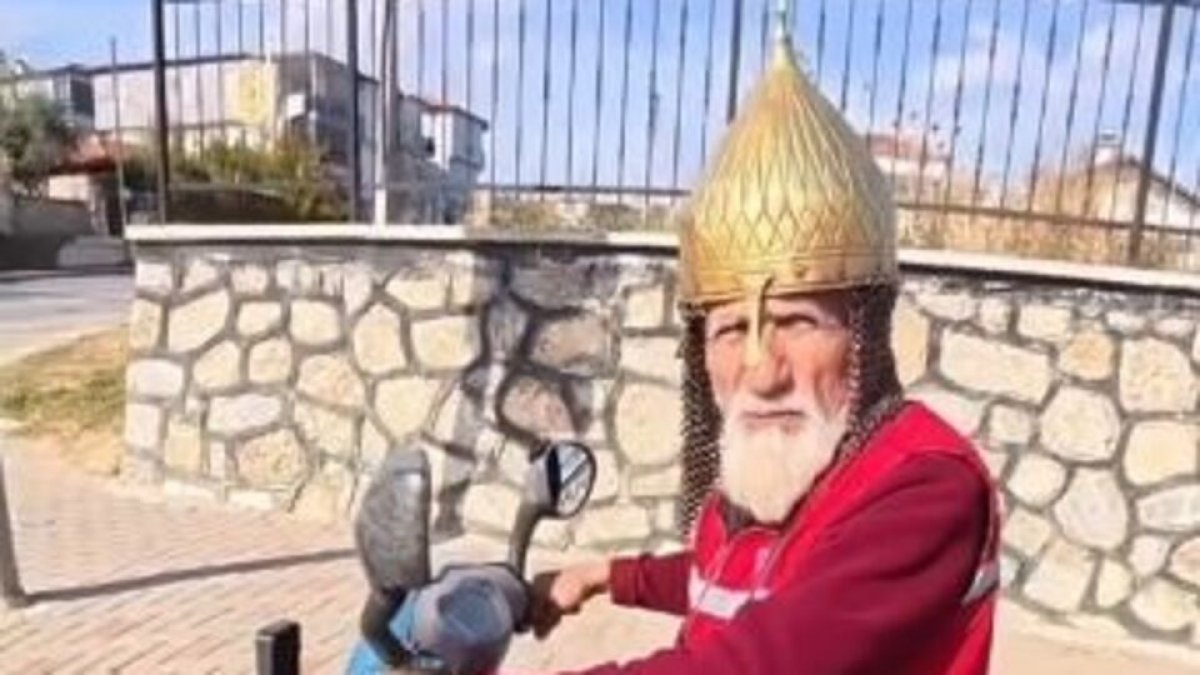 Denizli'de kask yerine miğfer takan dede gündem oldu