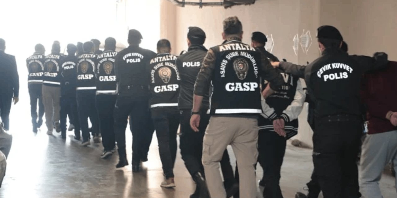 Sosyal medyada tanıştıkları erkekleri 35 bin liralık hesapla soydular! "Son kadeh çetesi" çökertildi