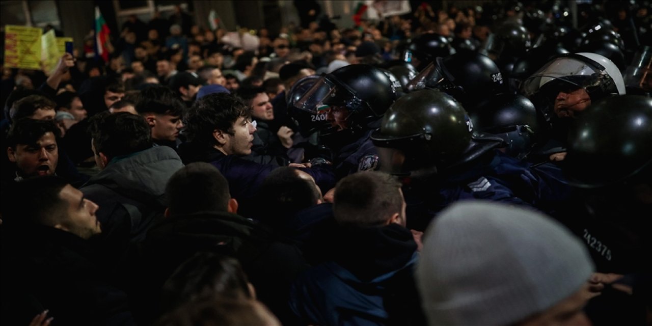 Sofya’da vergi isyanı: Binlerce kişi meclisi kuşattı, milletvekilleri mahsur kaldı