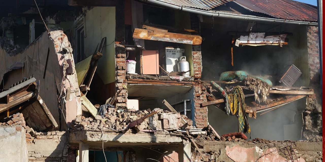 Erzurum'da doğal gaz patlaması! İki ev çöktü