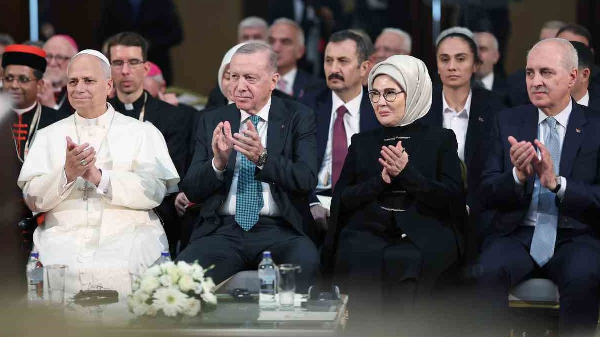 Küliye’deki karşılamada ilahi krizi: Papa’ya 'Tala’al Bedru Aleyna' çalınması tepki çekti