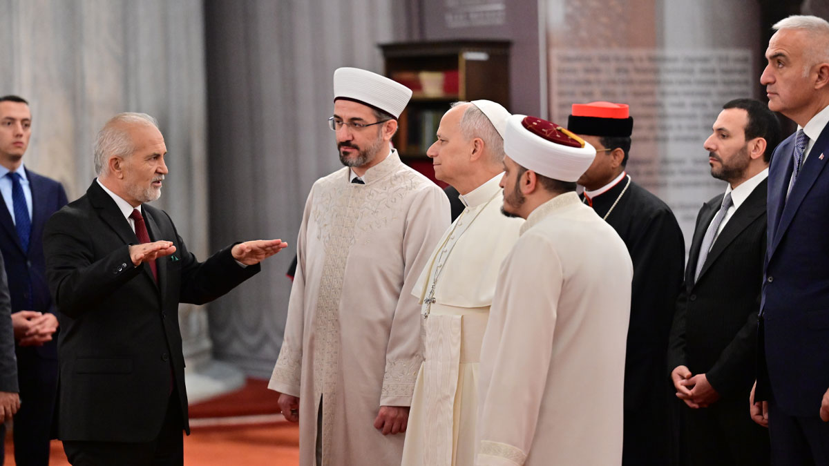 Tarihi ziyarette üçüncü gün: Papa 14. Leo Sultanahmet Camisi'nde! Sırada dev ayin var