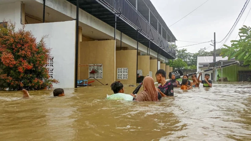 Endonezya'da felakette can kaybı 303' e çıktı