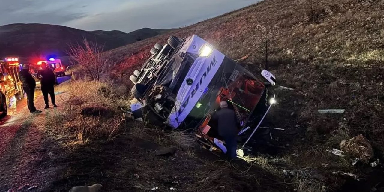 Afyonkarahisar’da yolcu otobüsü devrildi: Ölü ve çok sayıda yaralı var