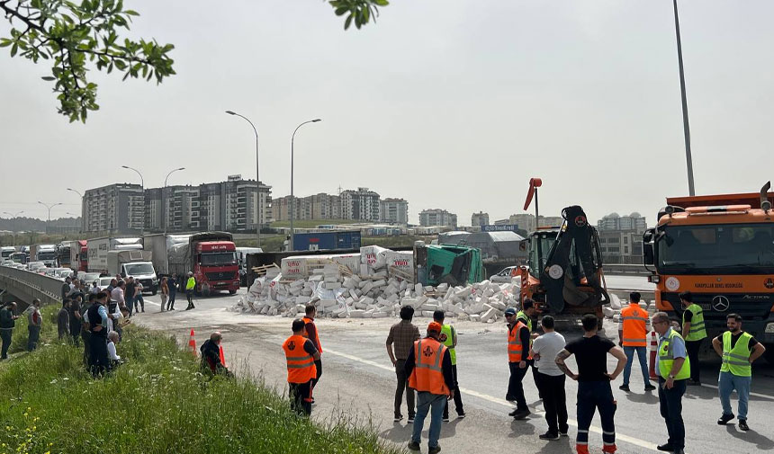 Anadolu Otoyolu'nda 3 kamyon birbirine girdi