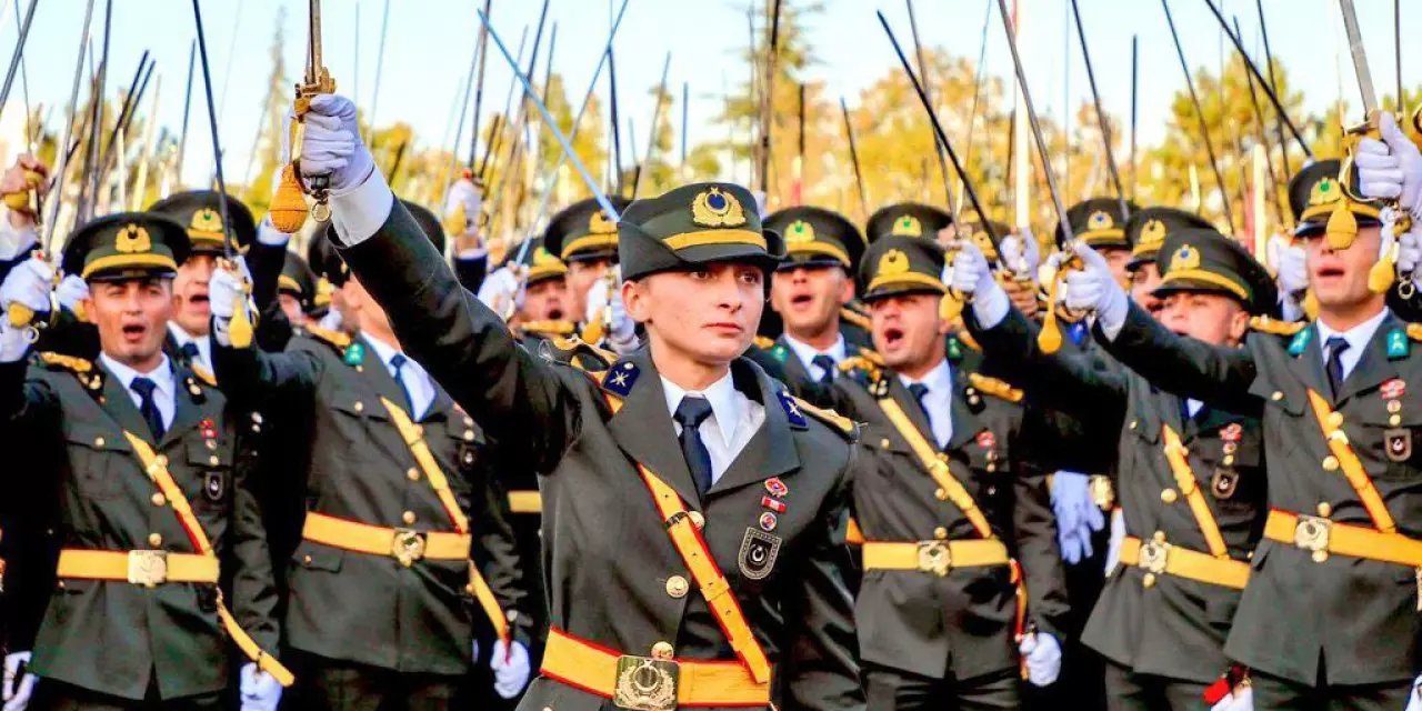Teğmenlerin kılıçlı yemin töreninde flaş gelişme! 1 kişinin ihraç kararı kaldırıldı