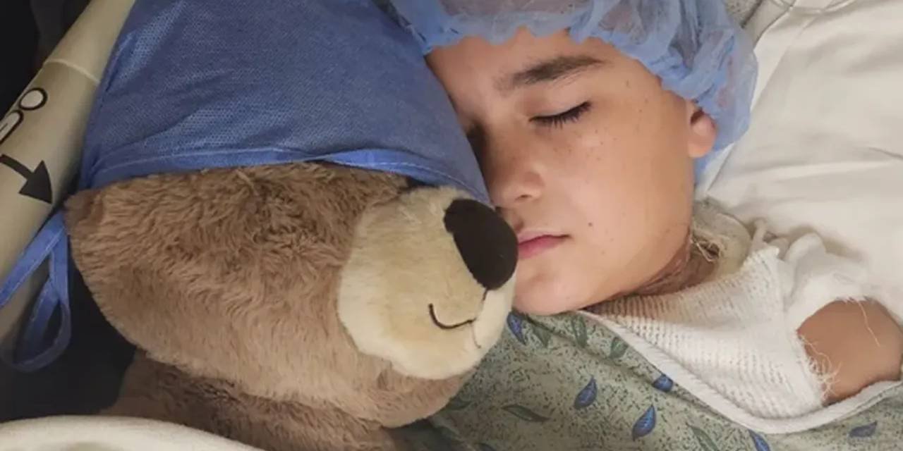 Kolyesi şarj cihazı ve priz arasında kalan çocuk elektrik akımına kapıldı