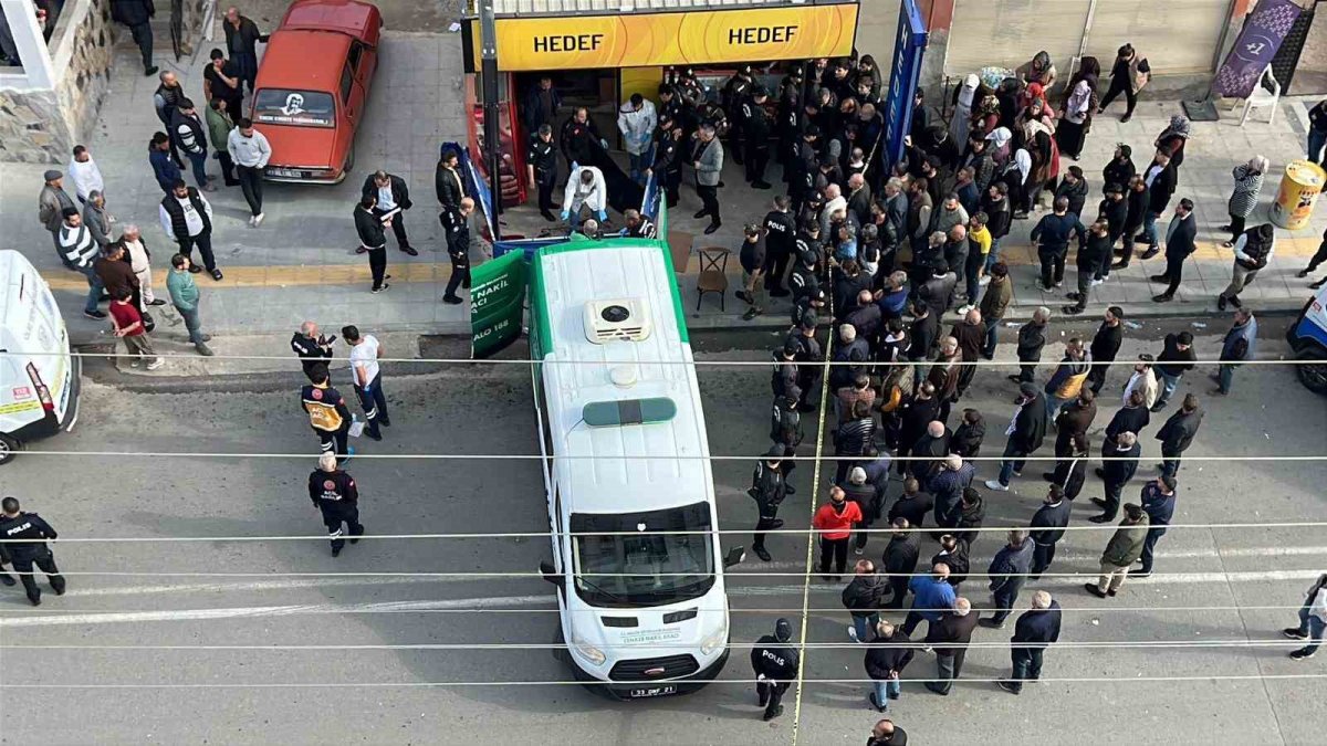 Mersin'de güpegündüz dehşet! 3 kişiyi öldürdü: Vurularak yakalandı