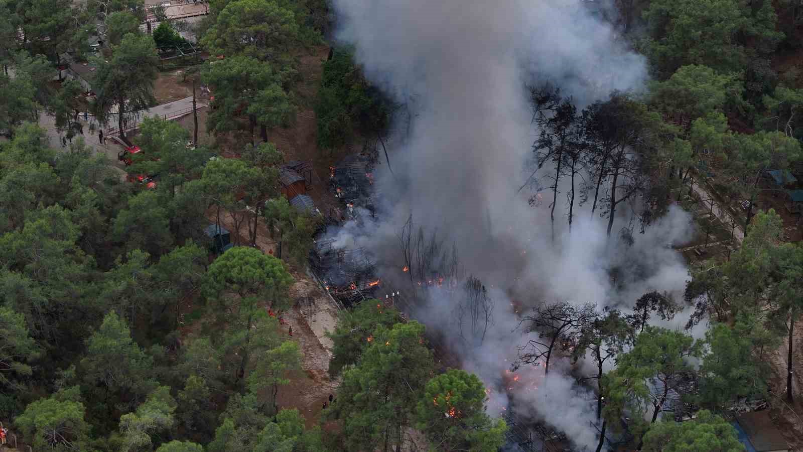 Muğla'da karavanda çıkan yangın ormana sıçradı