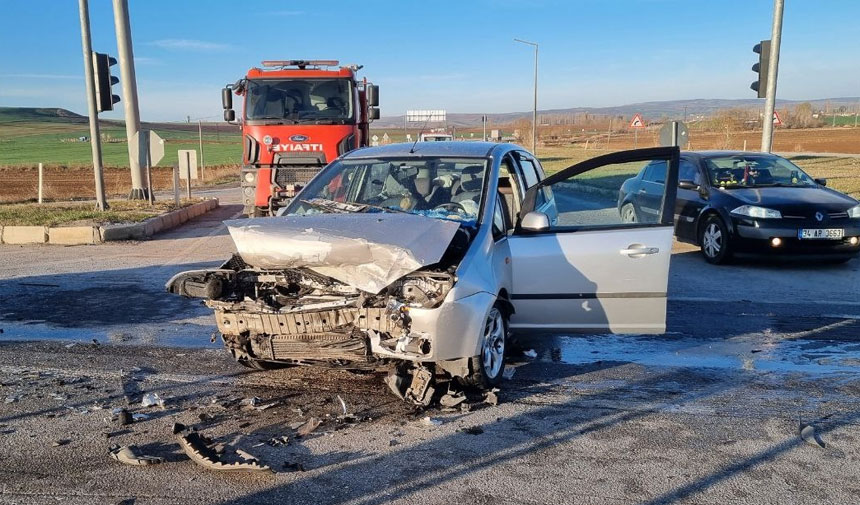 Çorum'da zincirleme kaza: TIR ve 2 otomobil çarpıştı